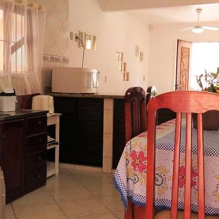 봄비나스 Casa 02 Dorm Na Rua Salmao 빌라 외부 사진