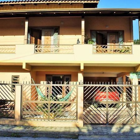 봄비나스 Casa 02 Dorm Na Rua Salmao 빌라 외부 사진