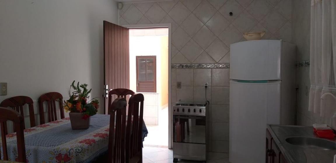 봄비나스 Casa 02 Dorm Na Rua Salmao 빌라 외부 사진