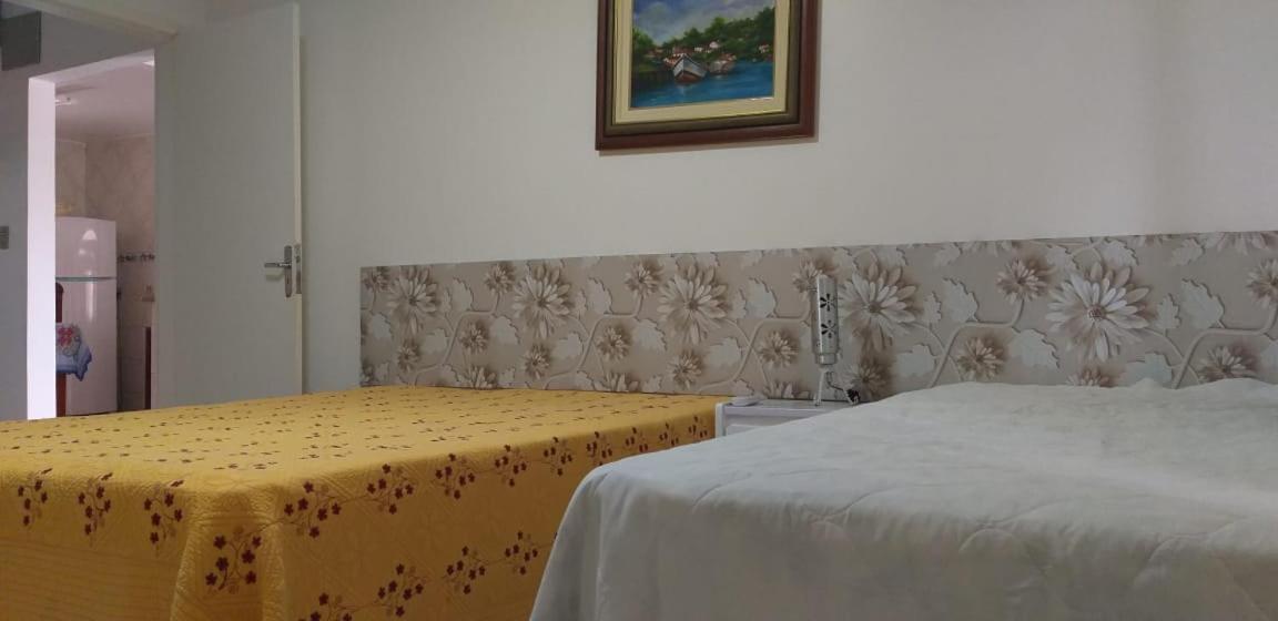 봄비나스 Casa 02 Dorm Na Rua Salmao 빌라 외부 사진