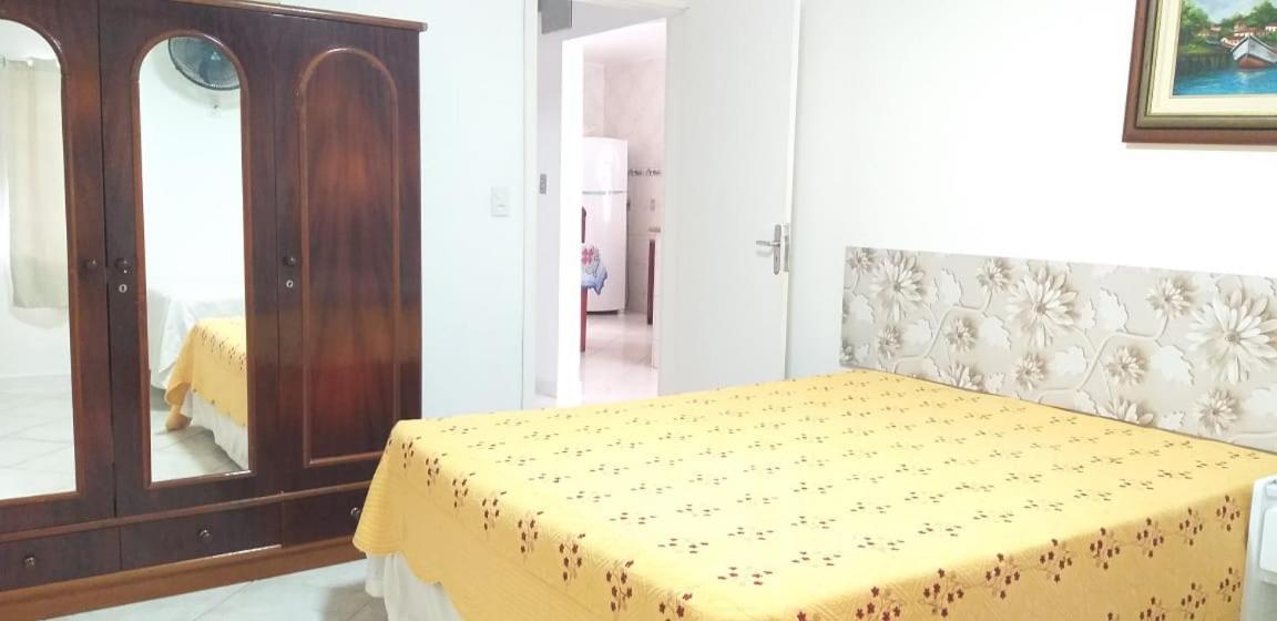 봄비나스 Casa 02 Dorm Na Rua Salmao 빌라 외부 사진