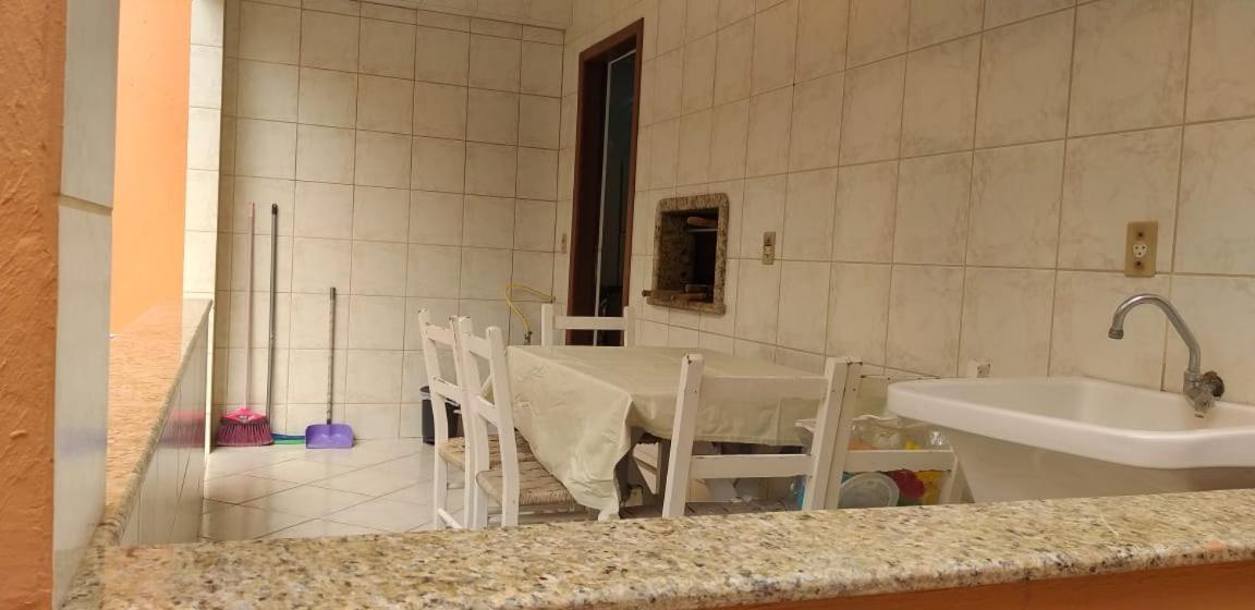 봄비나스 Casa 02 Dorm Na Rua Salmao 빌라 외부 사진
