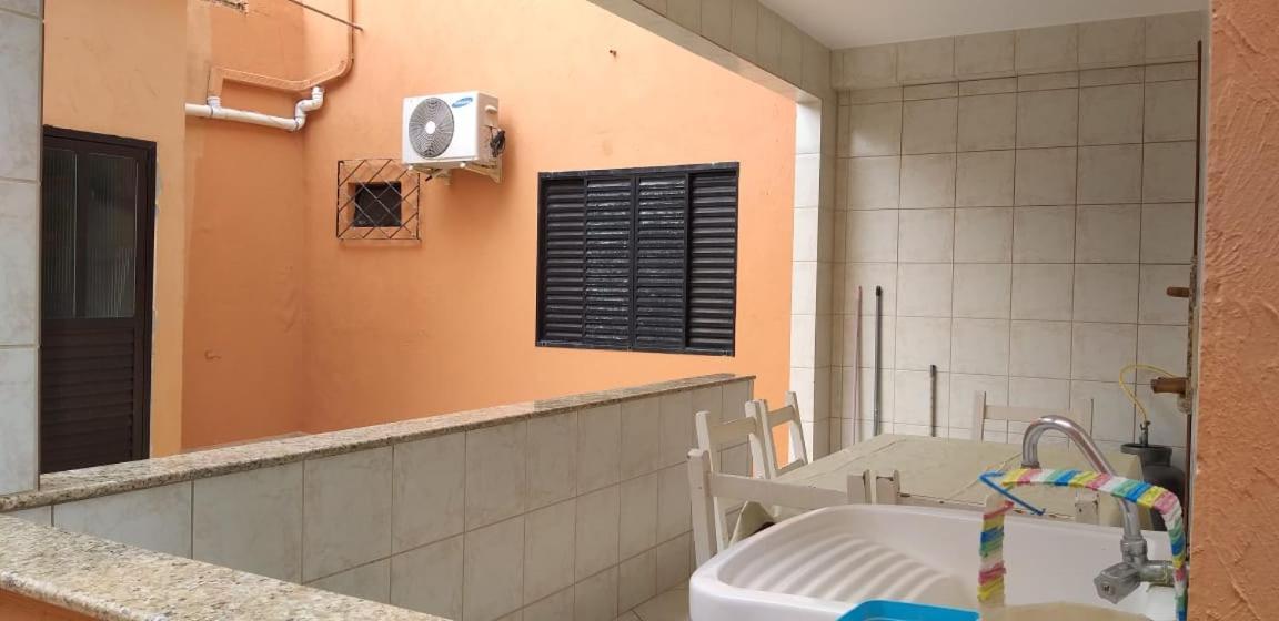 봄비나스 Casa 02 Dorm Na Rua Salmao 빌라 외부 사진
