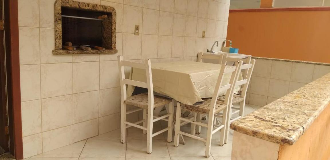 봄비나스 Casa 02 Dorm Na Rua Salmao 빌라 외부 사진