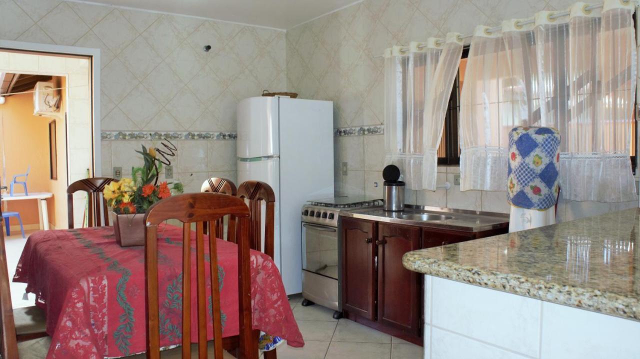 봄비나스 Casa 02 Dorm Na Rua Salmao 빌라 외부 사진