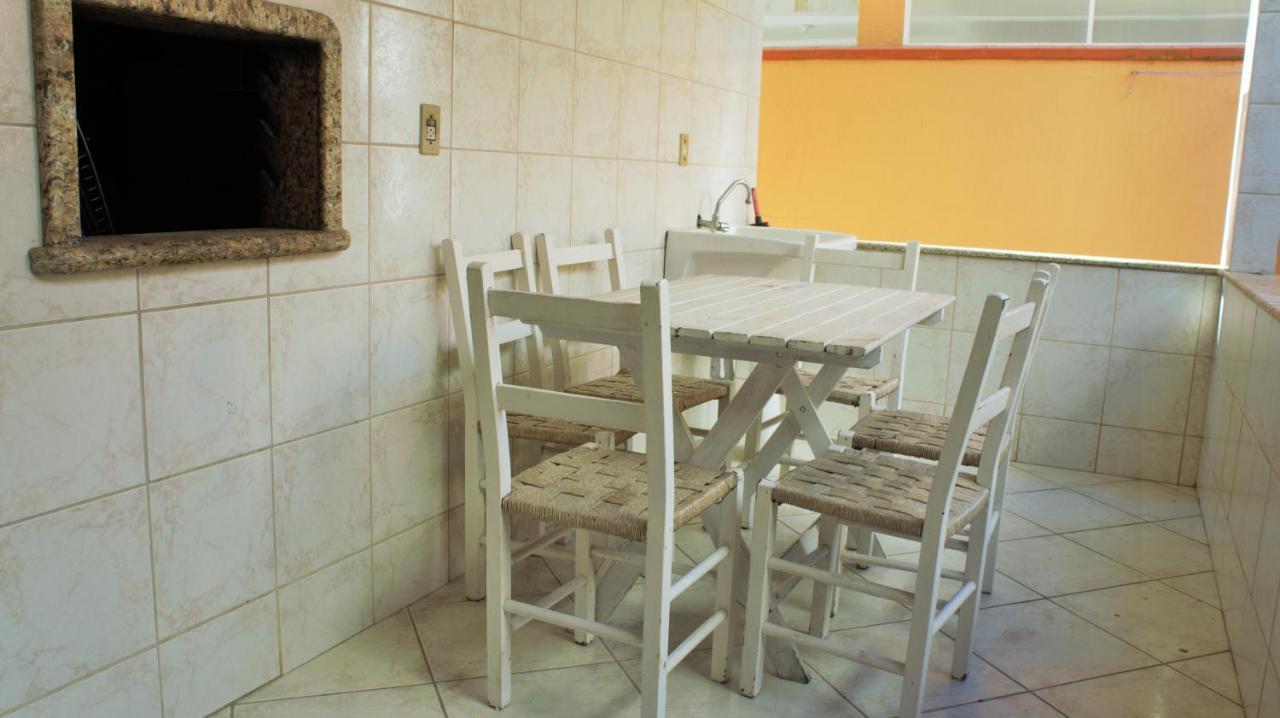 봄비나스 Casa 02 Dorm Na Rua Salmao 빌라 외부 사진